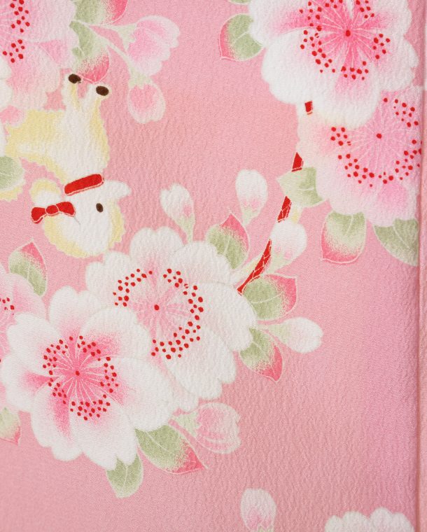 女児｜和装・柔らかいピンクの地色に、小紋風の桜柄