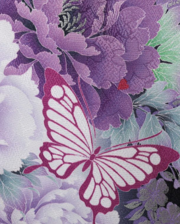 女児｜和装・正面の大ぶりの紫花と蝶がポイント