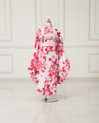 女児｜和装・ひらひらと桜の花が舞うような動きのあるデザイン