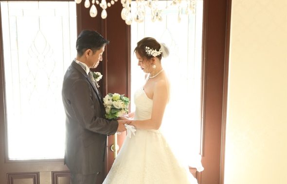 ウエディングフォトプラン洋装撮影♪クラシカルな館内の雰囲気と柔らかな光がお二人を包みこむ時間…。