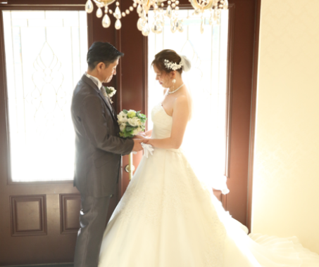 ウエディングフォトプラン洋装撮影♪クラシカルな館内の雰囲気と柔らかな光がお二人を包みこむ時間…。